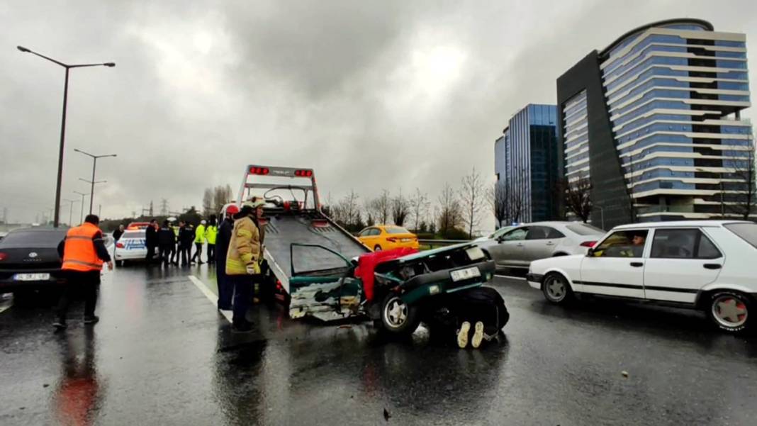 TEM'de feci kaza! Parçalanmış aracı görenler gözlerini ovuşturup bir daha baktı 8